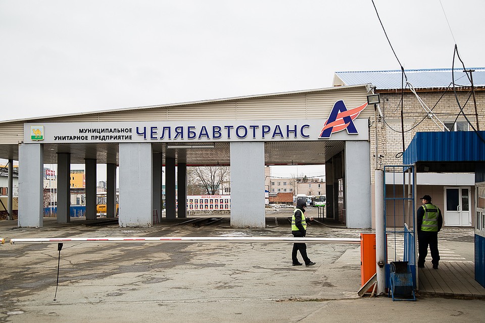 Стой, кто идет? На территорию автобусного парка никого не пускают.