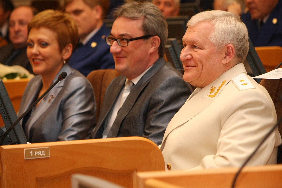 По словам помощника Ромаданова, подарки для чиновников он покупал сам, а несколько раз в качестве подарка он передавал деньги и понимал, что это фактически взятки