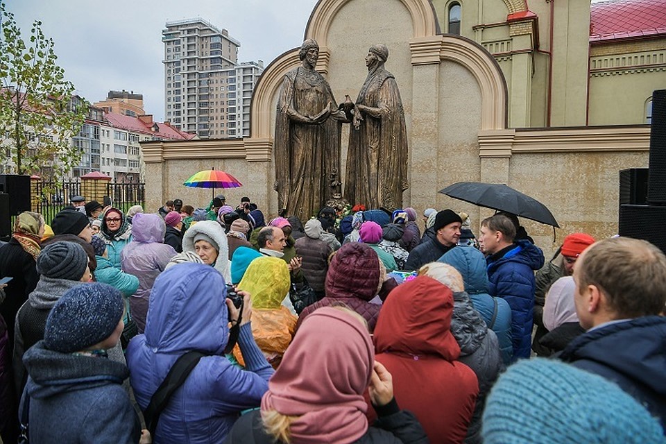 С открытия памятника