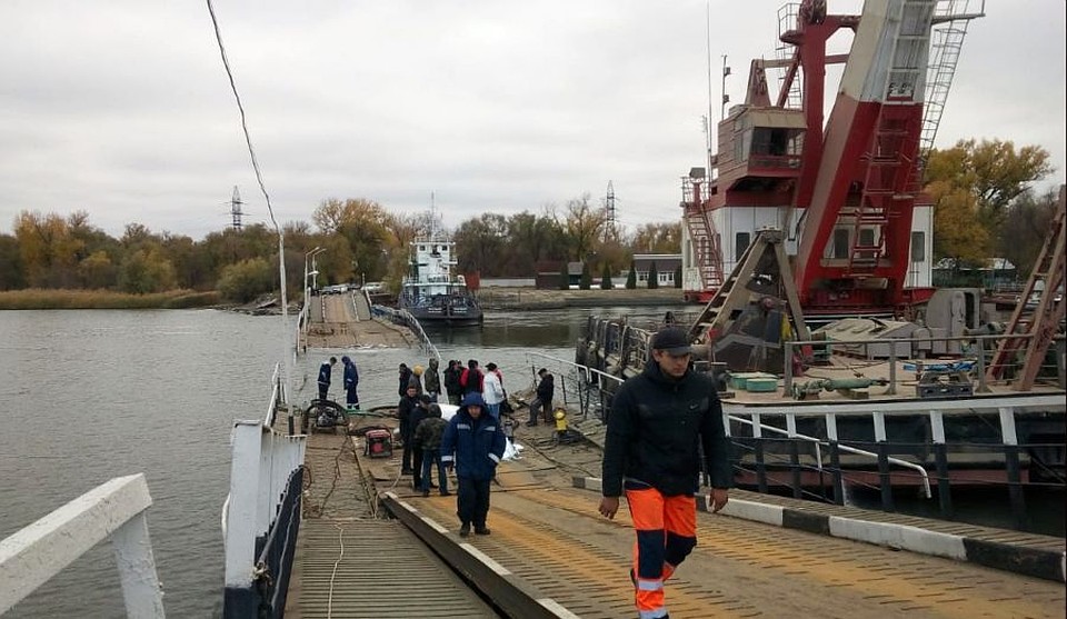 На месте ЧП работает плавучий кран.
