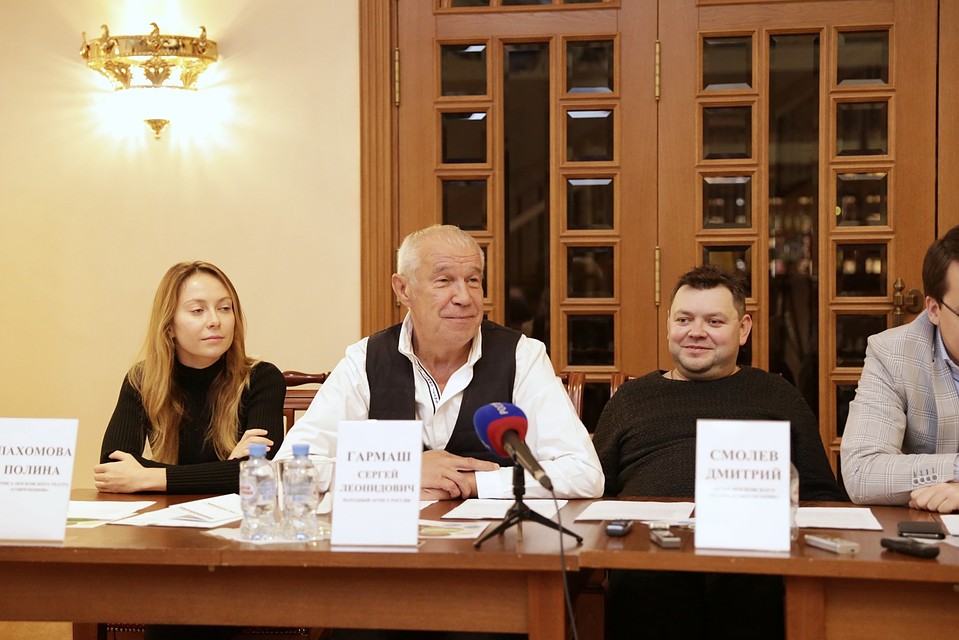 Артисты рассказали о спектакле и немного о своей театральной жизни.