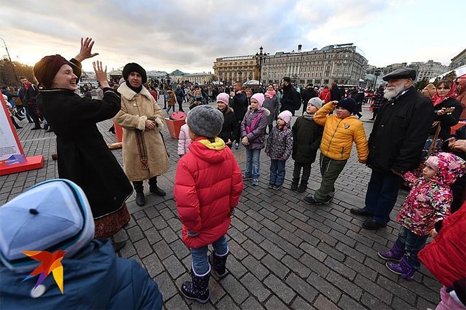Москвичи отмечают День народного единства.