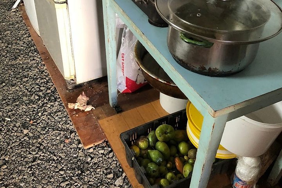 Кроме того, что продукты хранились, как попало, у работников цеха не оказалось медицинских книжек. Фото: Владимир Панченко