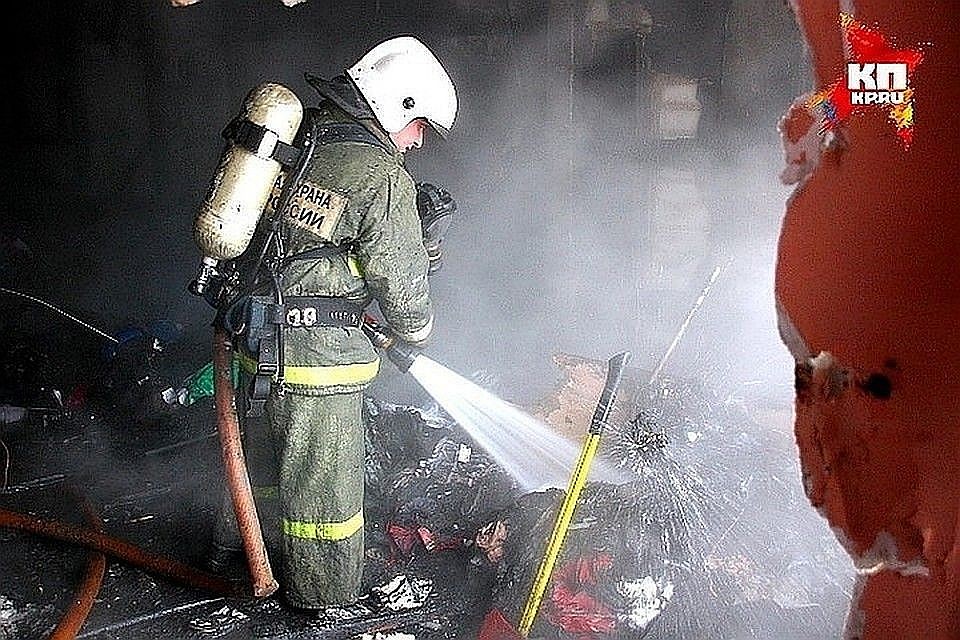 Пожарные, потушив огонь, обнаружили тело мужчины.
