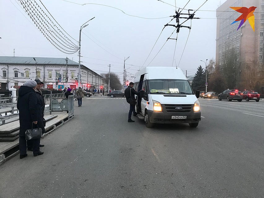 Некоторые особенно отчаянные водители высаживают пассажиров прямо из второго ряда.