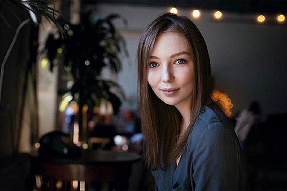 Девушка живет в Санкт-Петербурге, работает графическим дизайнером. У знаменитого отца бывает на крупных концертах