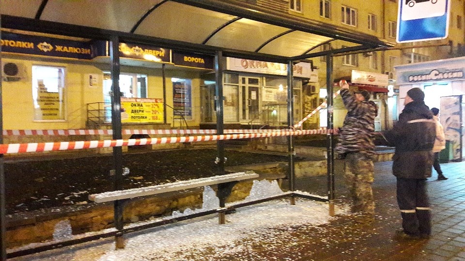 Вандал вдребезги разбил стекла