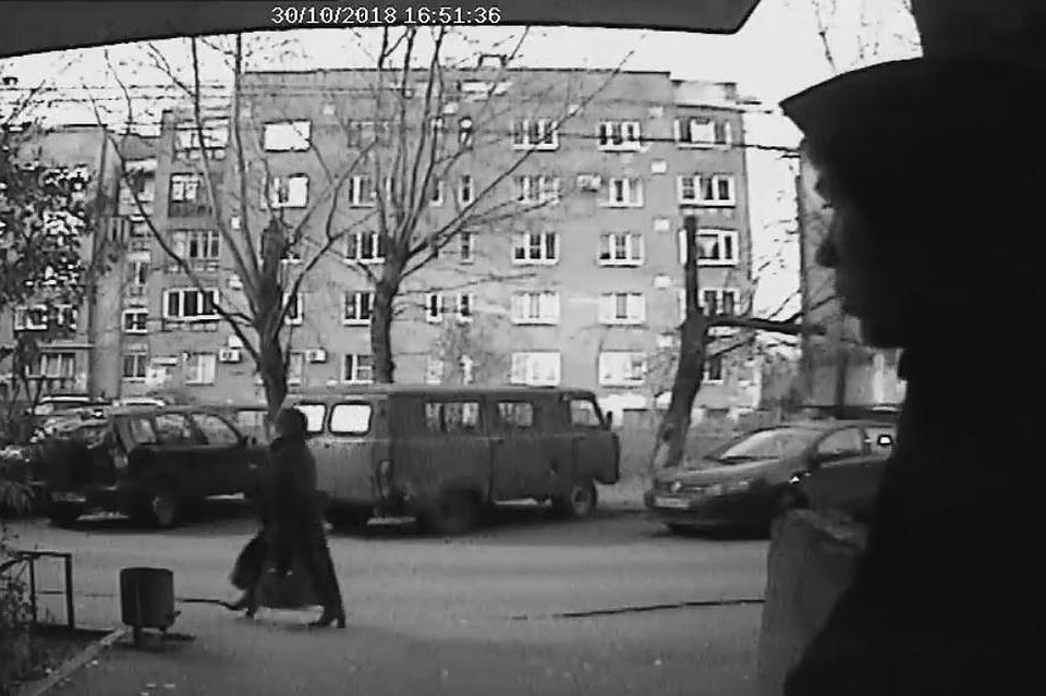Очевидцы рассказали, что рядом с домом видели двух парней.