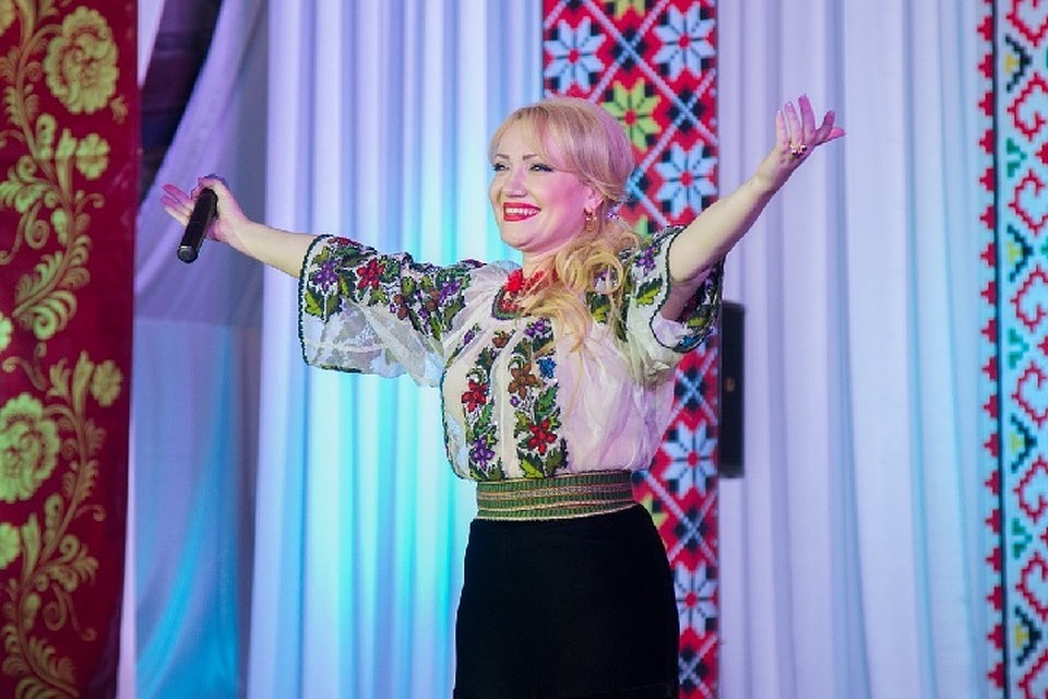 Коллекция национальных костюмов певицы впечатляет. Фото: gov-pmr.org