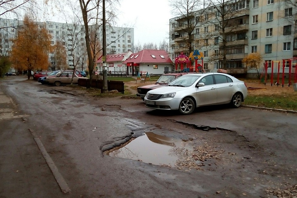 Двор по улице Юбилейной в Пскове. Фото: общественное движение "Убитые дороги"