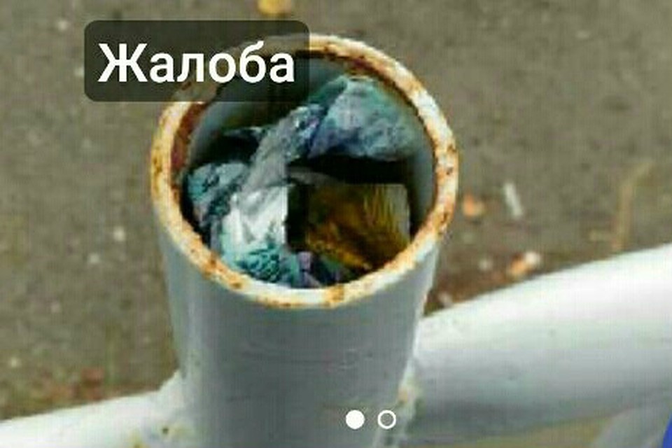Общественников возмутила конструкция забора, в трубы которого толкают мусор. Фото: группа "Гражданский патруль" в соцсетях.