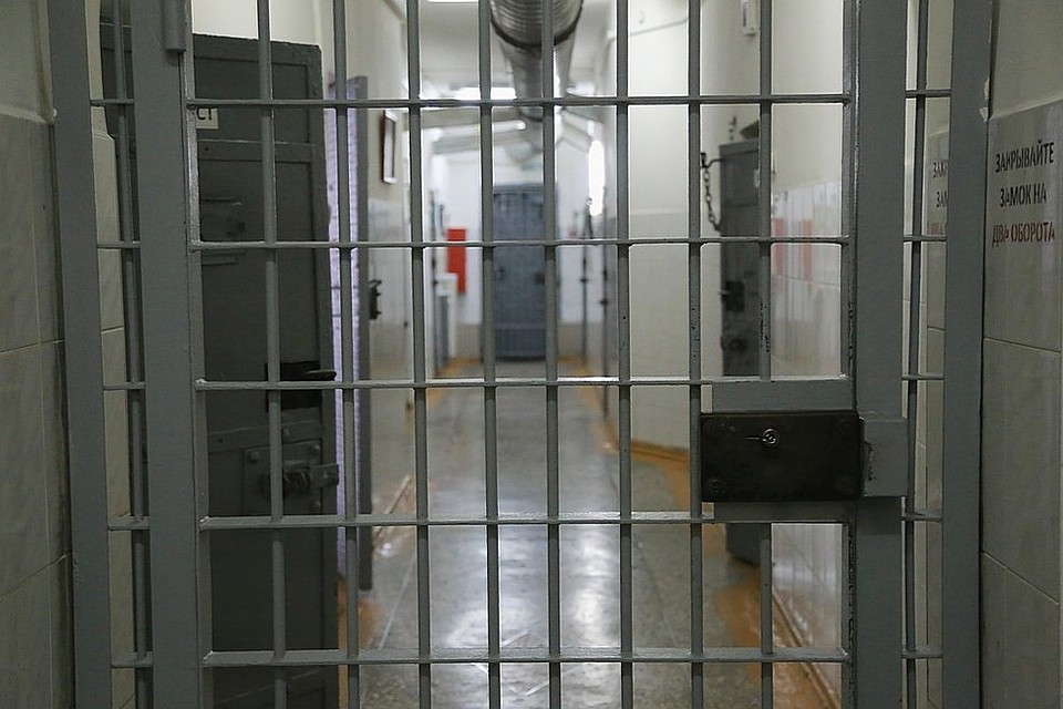 Если дело дойдет до суда и вину парня признают, ему грозит до четырех лет колонии (максимальное наказание по статье).