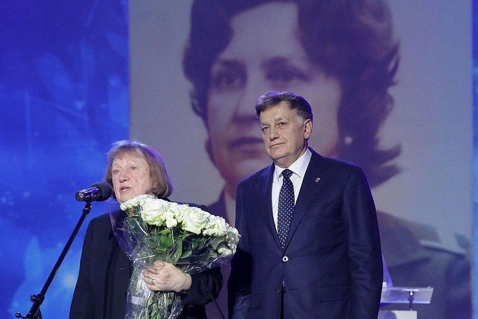 Вячеслав Макаров наградил маму Георгия Полтавченко. Фото: Пресс-служба ЗакСа СПб