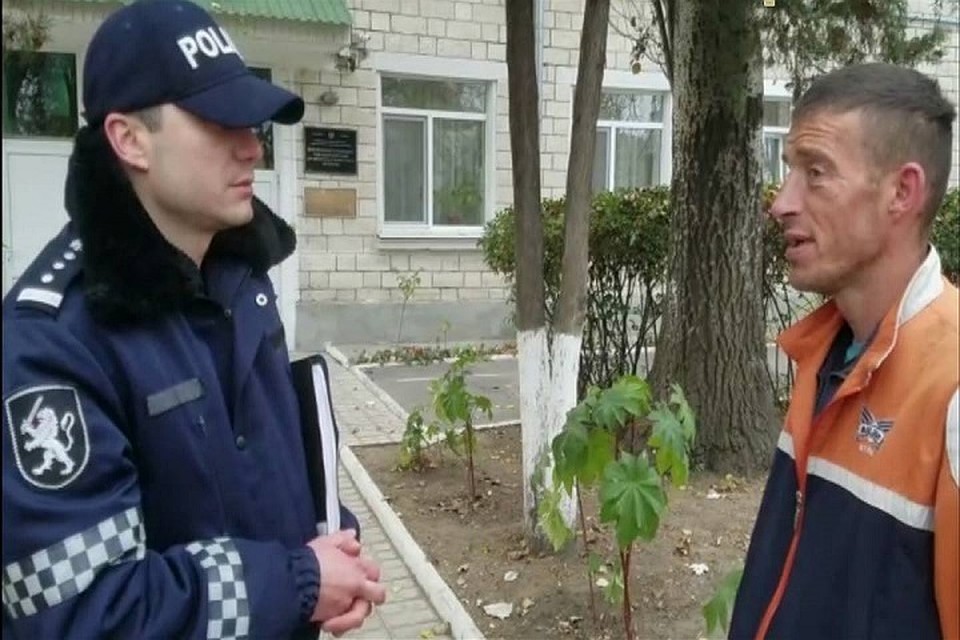 Полиция спасает бомжей (Фото: муниципальная полиция).