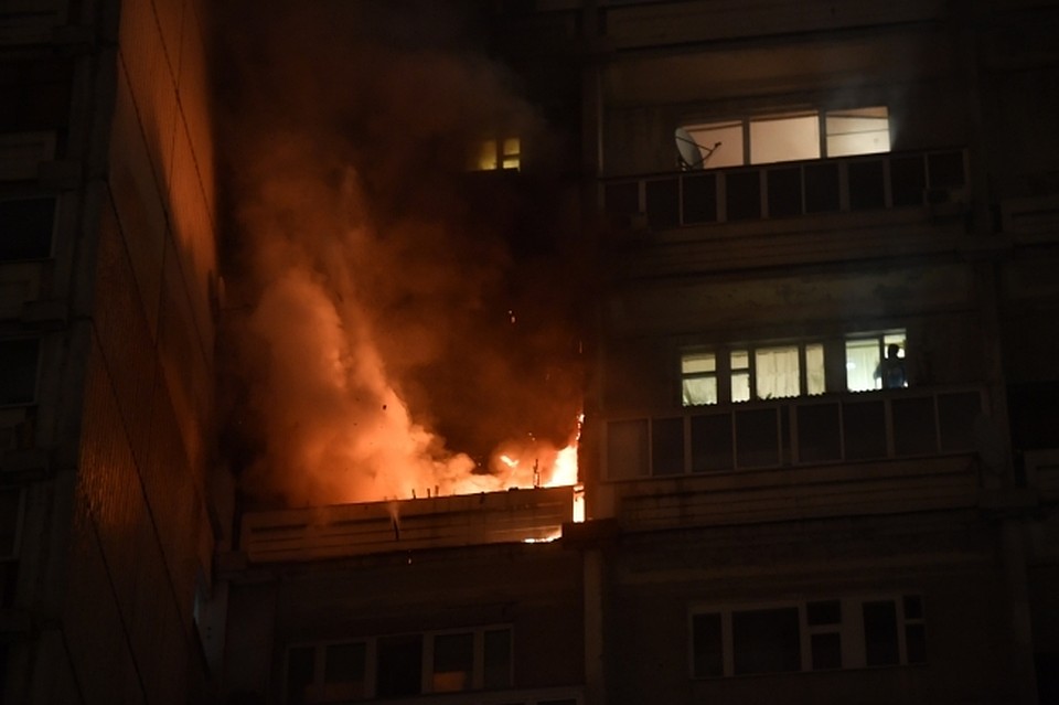 Пожар в пятиэтажке в Комсомольске-на-Амуре: в горящей комнате нашли уже мертвых мужчину и женщину