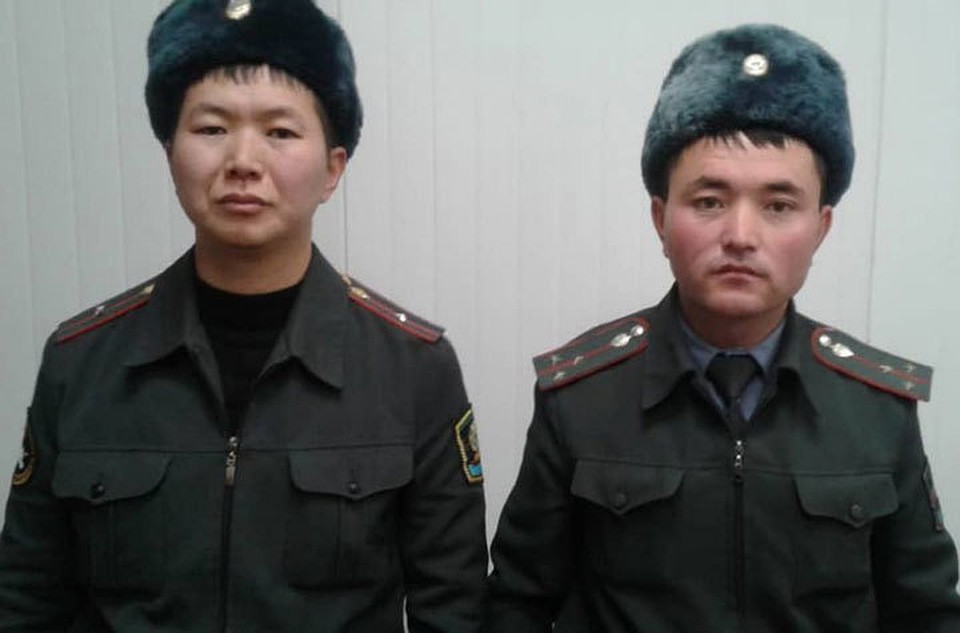 Сотрудники милиции не раздумывая бросились за девушкой в воду и спасли ее.