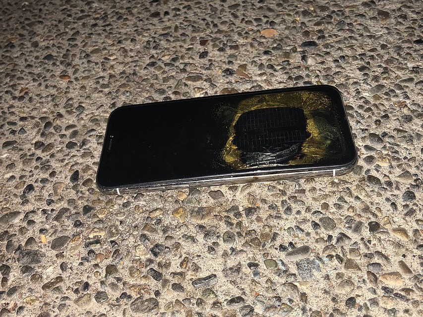 iPhone X взорвался во время обновления Фото: Twitter Rocky Mohamadali