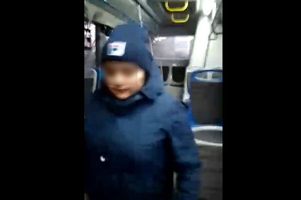 Учительница утверждает, что на нее накинулись после того, как она решил сфотографировать нахамившего ей кондуктора.