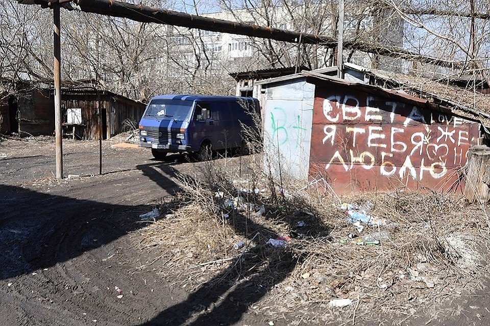 Он сжег голову любимой девушки между гаражами