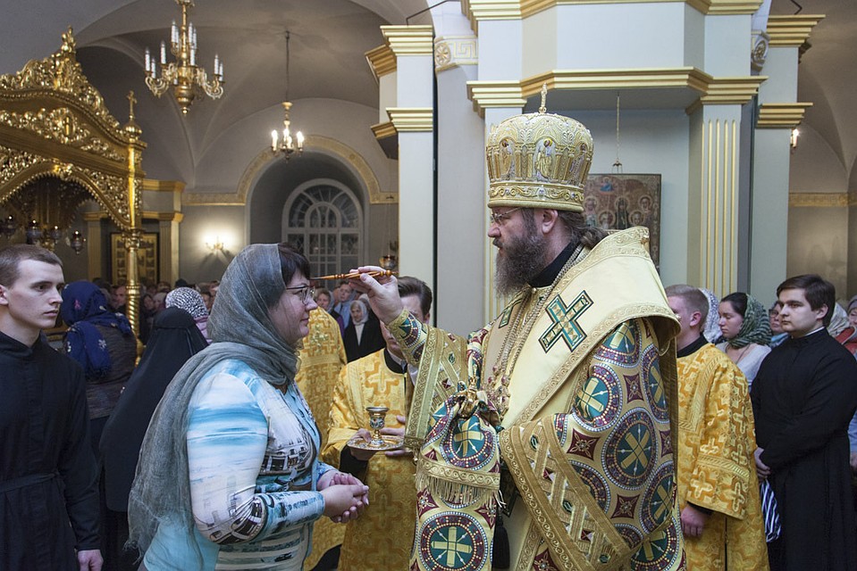 Начальник управления образования и науки Тамбовской области и митрополит Феодосий встретили прибытие мощей Войно-Ясенецкого. Фото: Тамбовская митрополия