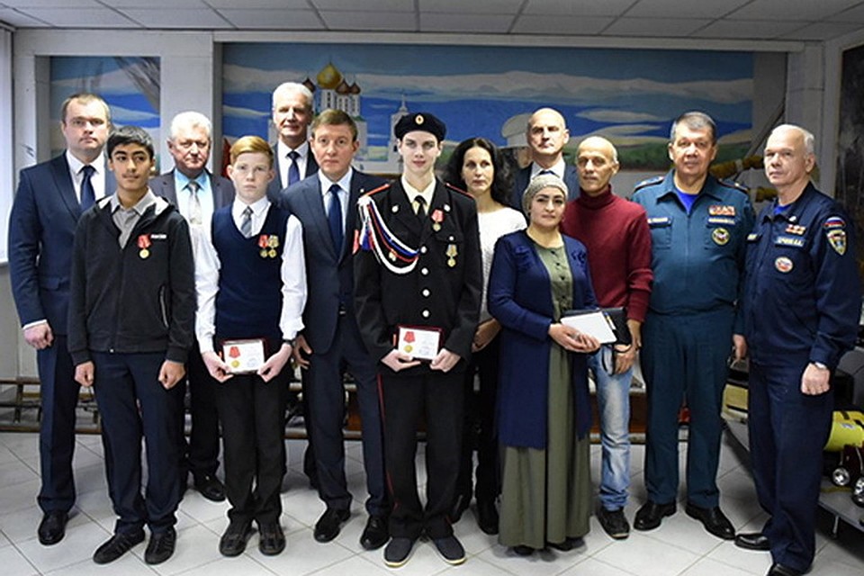 Каждый их награжденных ребят совершил настоящий подвиг - спас человека, находящегося в беде. Фото: региональное отделение партии "Единая Россия".
