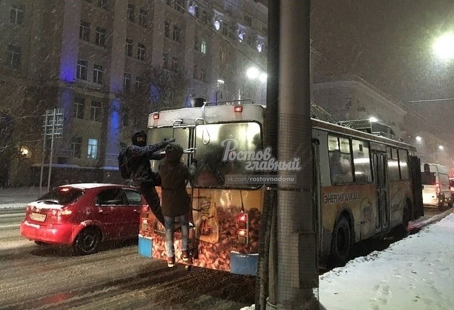 Зацеперы на троллейбусе. Фото Эдуарда Мусояна из группы ВК "Ростов Главный".