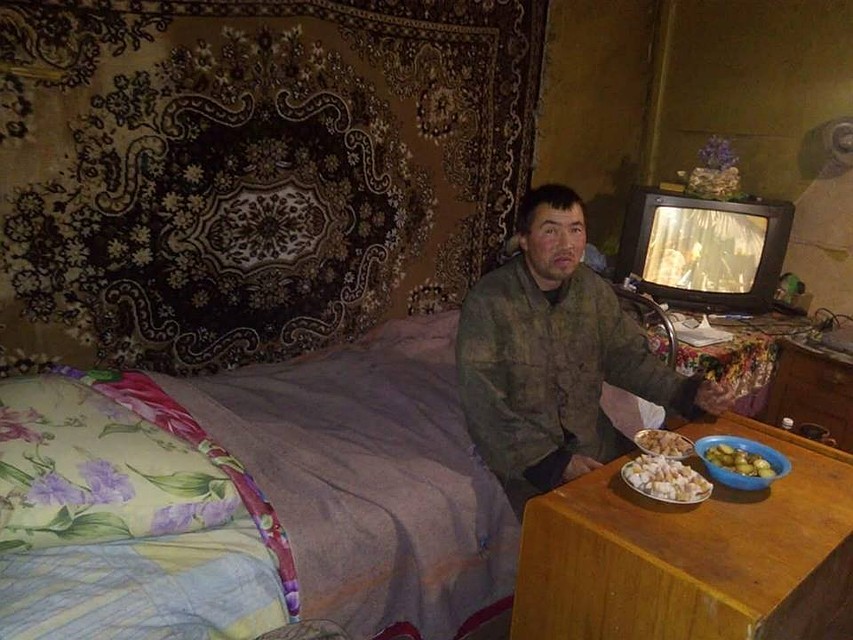Мужчина ел сало под водочку и смотрел телевизор, когда к нему пришел участковый.