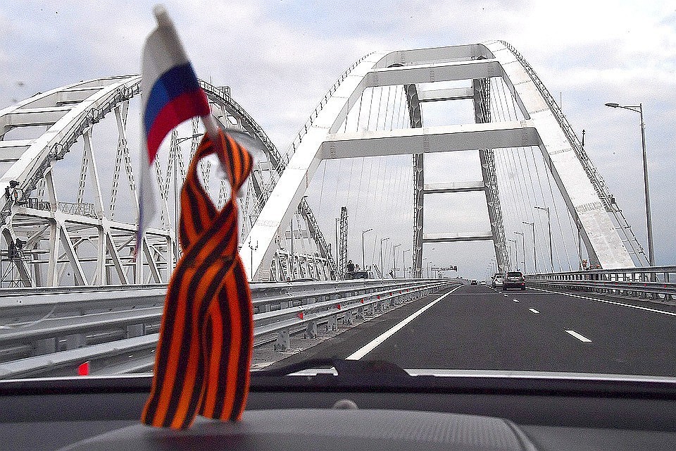 Автомобильное движение на Крымском мосту.