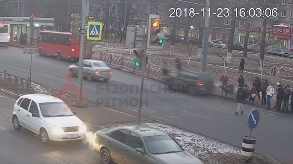 Внедорожник снес людей на пешеходном переходе. Фото: стоп-кадр с видео камеры наружного наблюдения компании "Ярнет".
