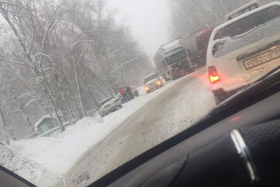 Снегопад привел к многочисленным авариям на дорогах. Фото: Михаил Рейзер.