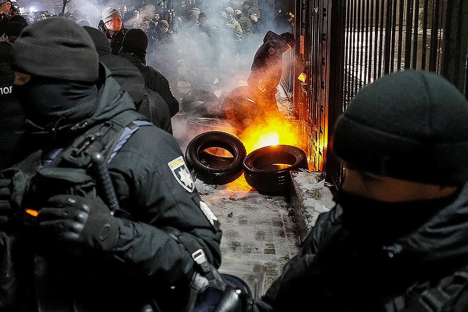 Акции у российских дипломатических представительств явно были срежиссированы одним «мозговым штабом».