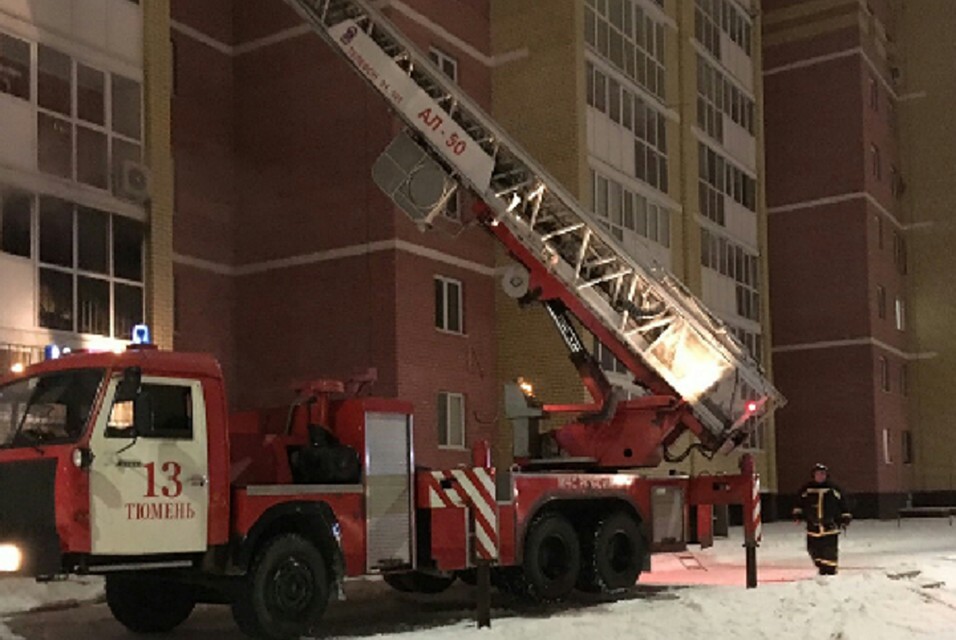 Два пострадавших и двенадцать спасенных: в Тюмени горела высотка. Фото ГУ МЧС по Тюменской области