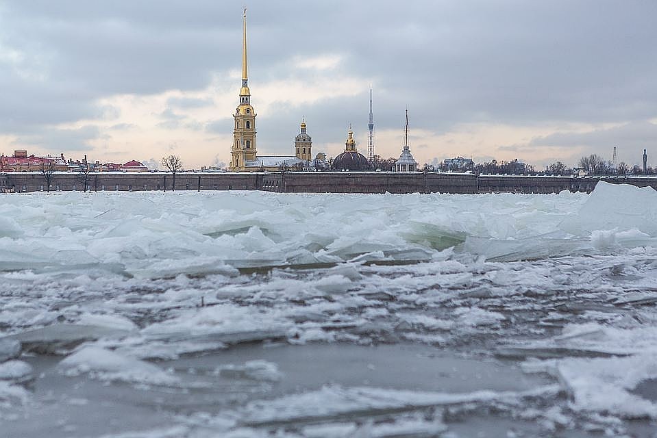 Петербуржцам официально запретили выходить на лед