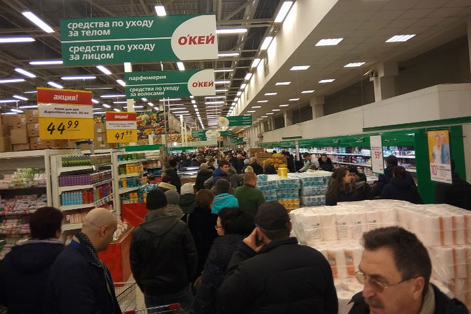В мясном и рыбном отделах гипермаркета образовалась огромная очередь. Фото: Дмитрий ЧЕРНОВ