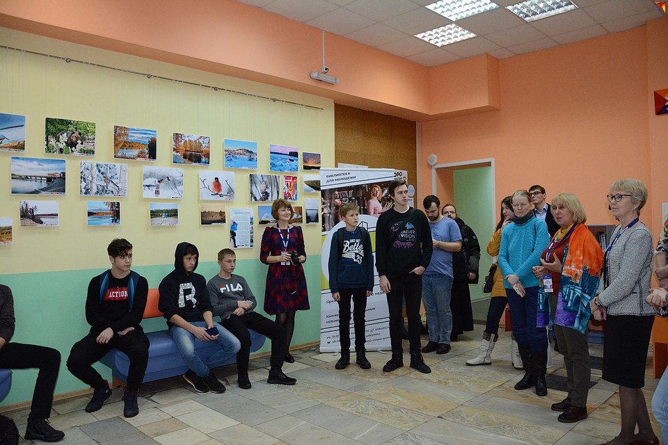 Юношеская библиотека - первая площадка, на которой открылась фотовыставка в рамках проекта "Меняем город вместе"