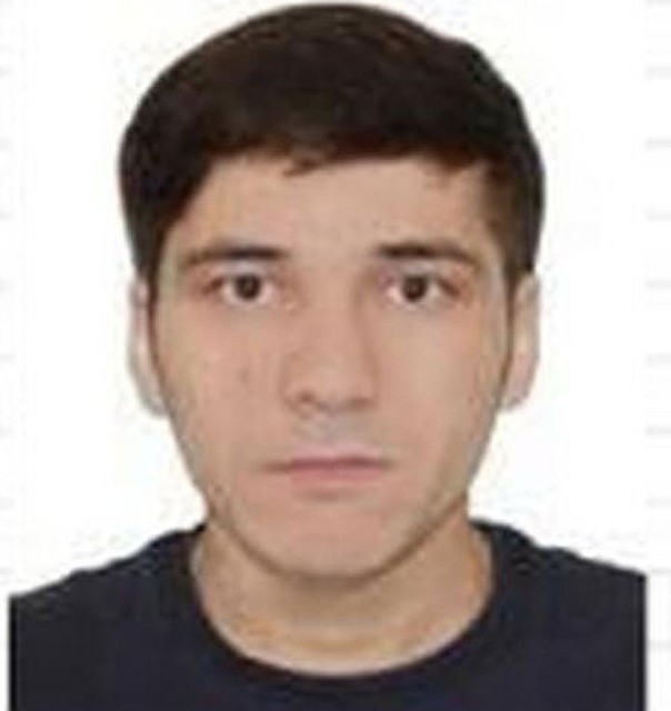 На фото - неизвестный мужчина, получивший паспорт на имя ребенка 1993 года рождения.