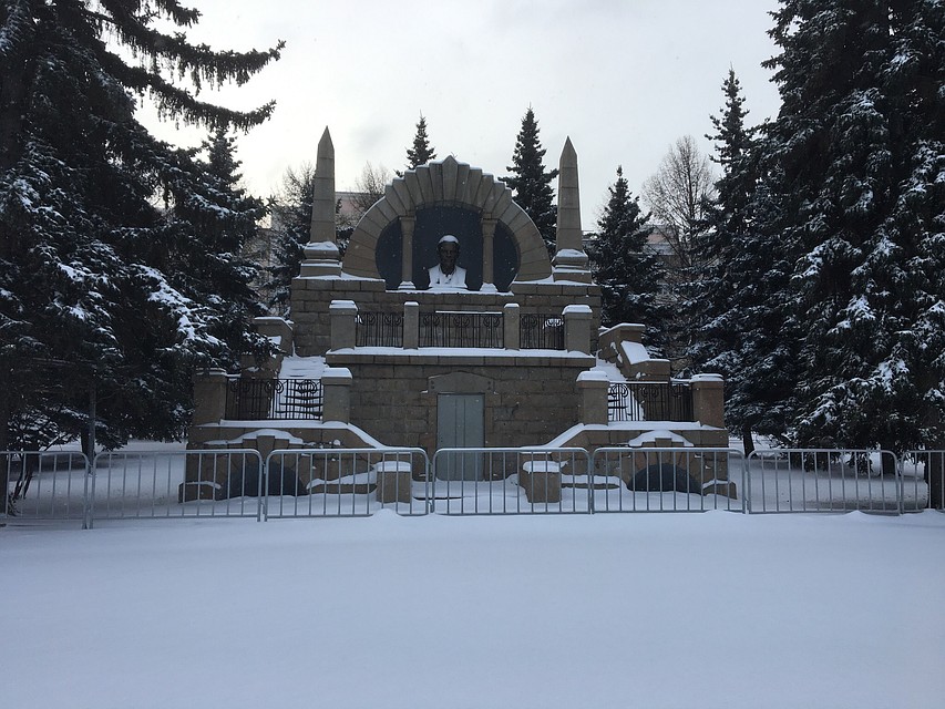Ленин оказался за забором. Фото: Лев Большаков