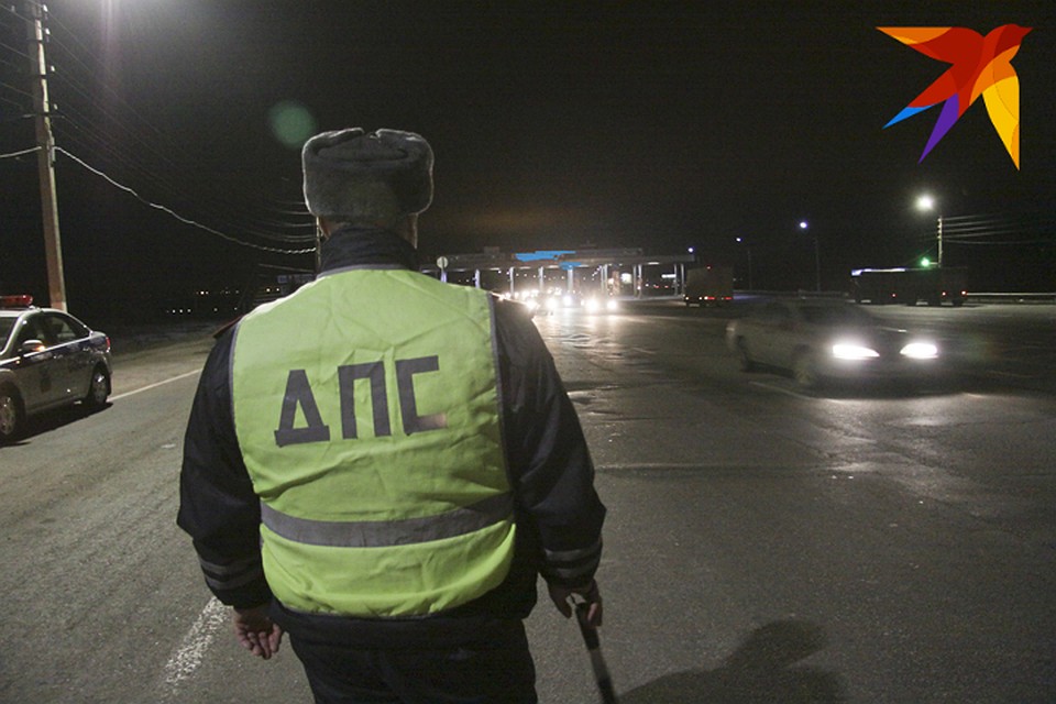 В течение получаса будут останавливать все проезжающие машины.