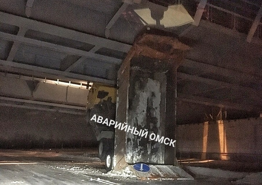 В Омске «Камаз» с поднятым кузовом застрял под метромостом