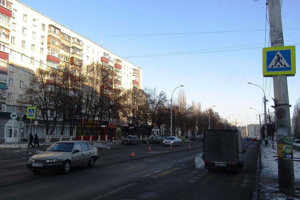 Женщину с ребенком сбили на переходе