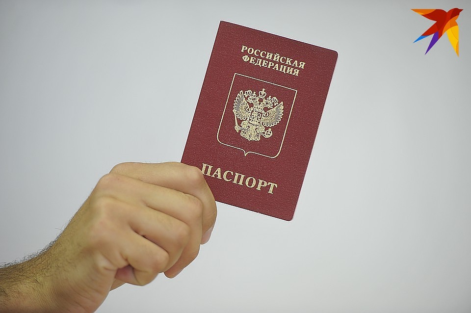 Восемь юных граждан России получили документы
