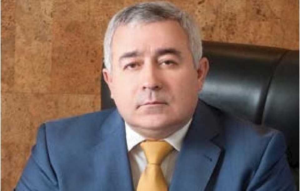 Руководитель предприятия написал заявление об увольнении по собственному желанию.