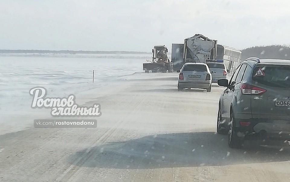 Спасатели оказывают помощь автомобилистам, попавшим в дорожный затор на трассе «Ростов-Ставрополь». Фото: группа Вконакте "Ростов Главный".