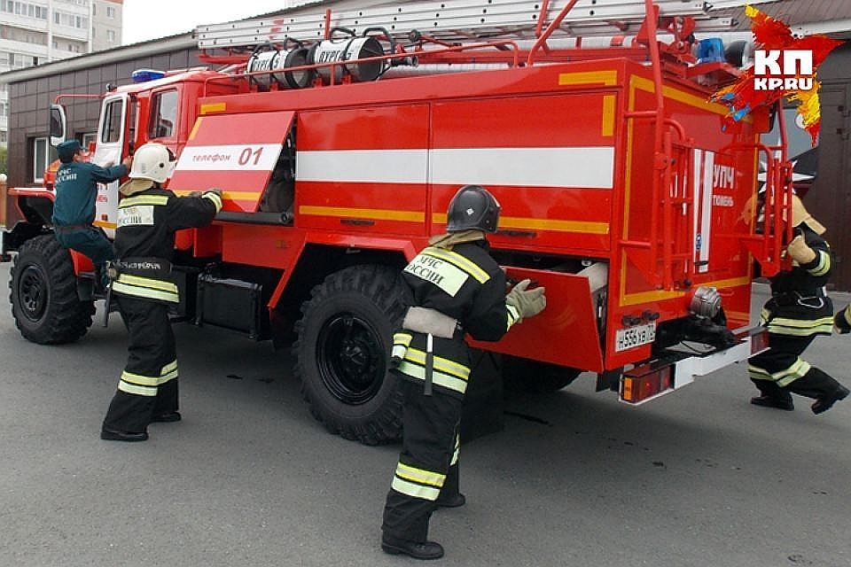 С огнем на месте боролись 10 человек