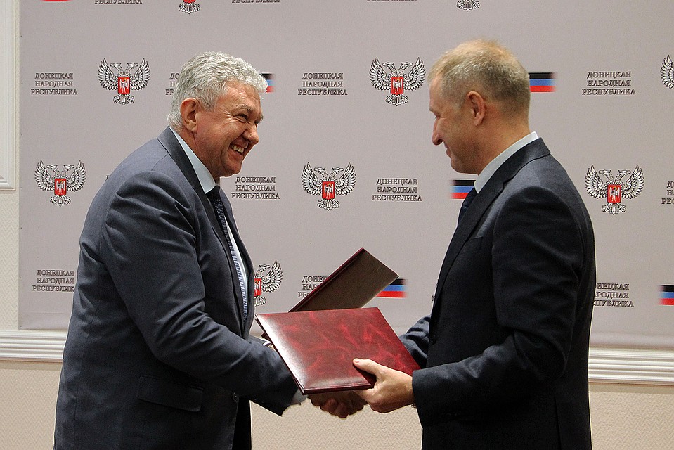 На одной из редких фотографий: Александр Ананченко (справа) после подписания договора о социально-экономическом партнерстве с руководителем «Внешторгсервиса» Владимиром Пашковым. Фото: smdnr.ru