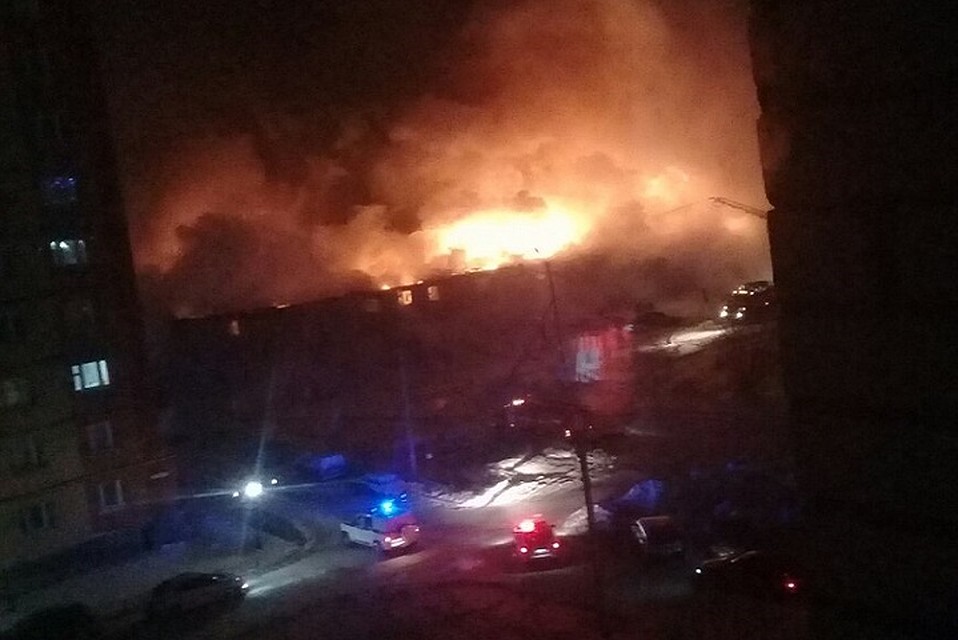 В Новом Уренгое ночью сгорел многоквартирный жилой дом. Фото vk.com