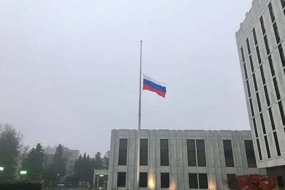 Посольство РФ в США приспустило флаг в связи со смертью Буша-старшего. Фото: посольство РФ в Вашингтоне