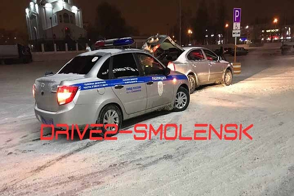 Около «Макси» в Смоленске столкнулись ДПС и иномарка. ФОТО: drive2_smolensk