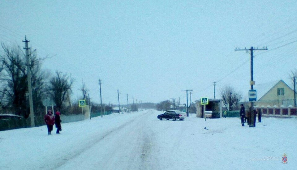 ВАЗ 2115 занесло на заснеженной дороге.