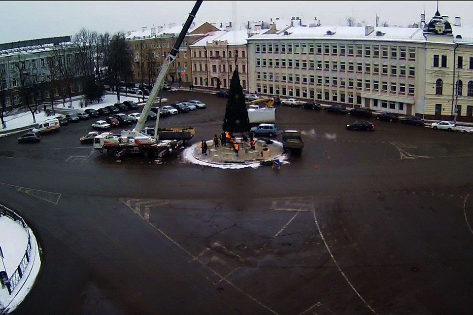 Главную новогоднюю красавицу Пскова рабочие принялись устанавливать утром 3 декабря. Фото: скриншот с городских камер Pskovline.